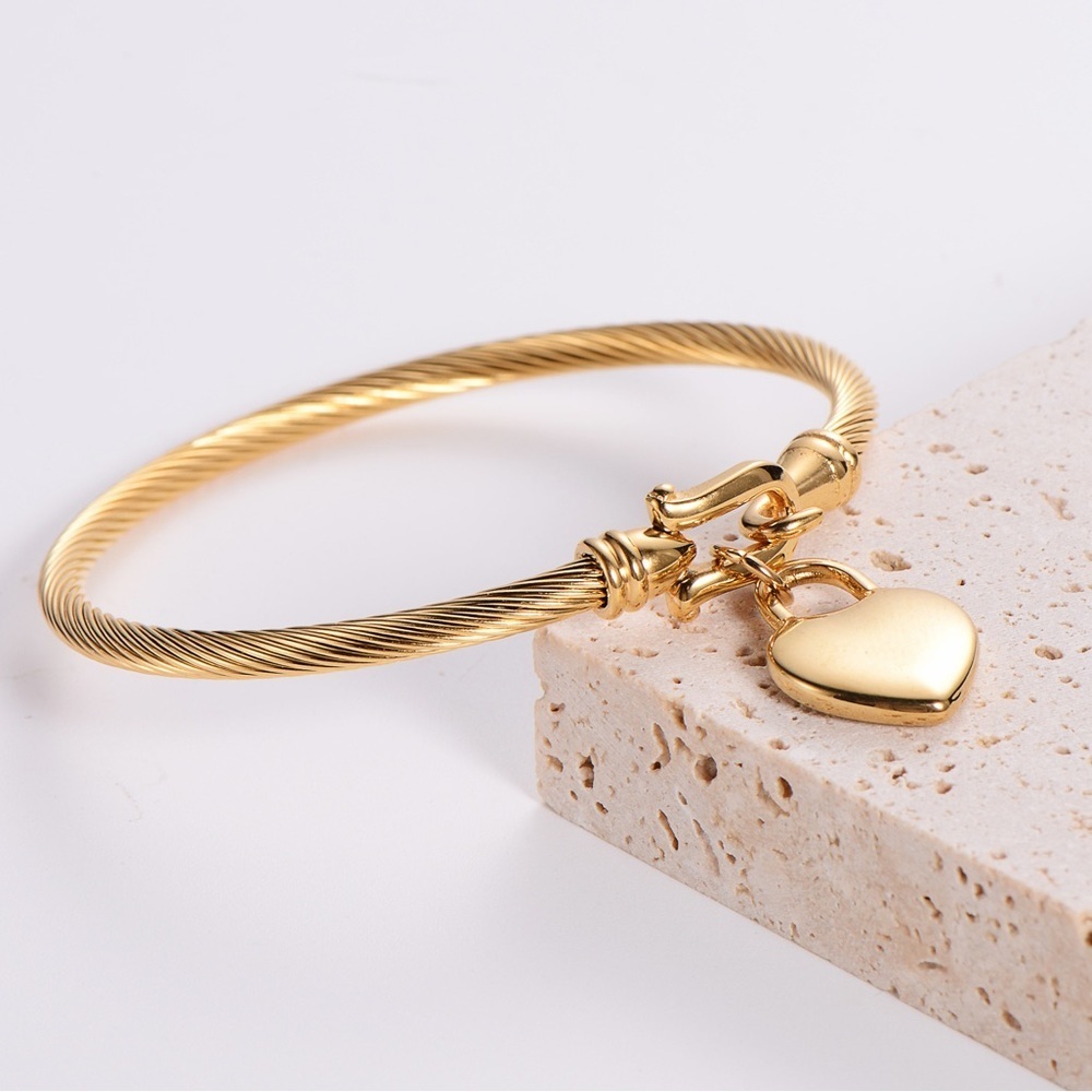 Heart Charm Bracelet 18K gold plated 

Stainless Steel